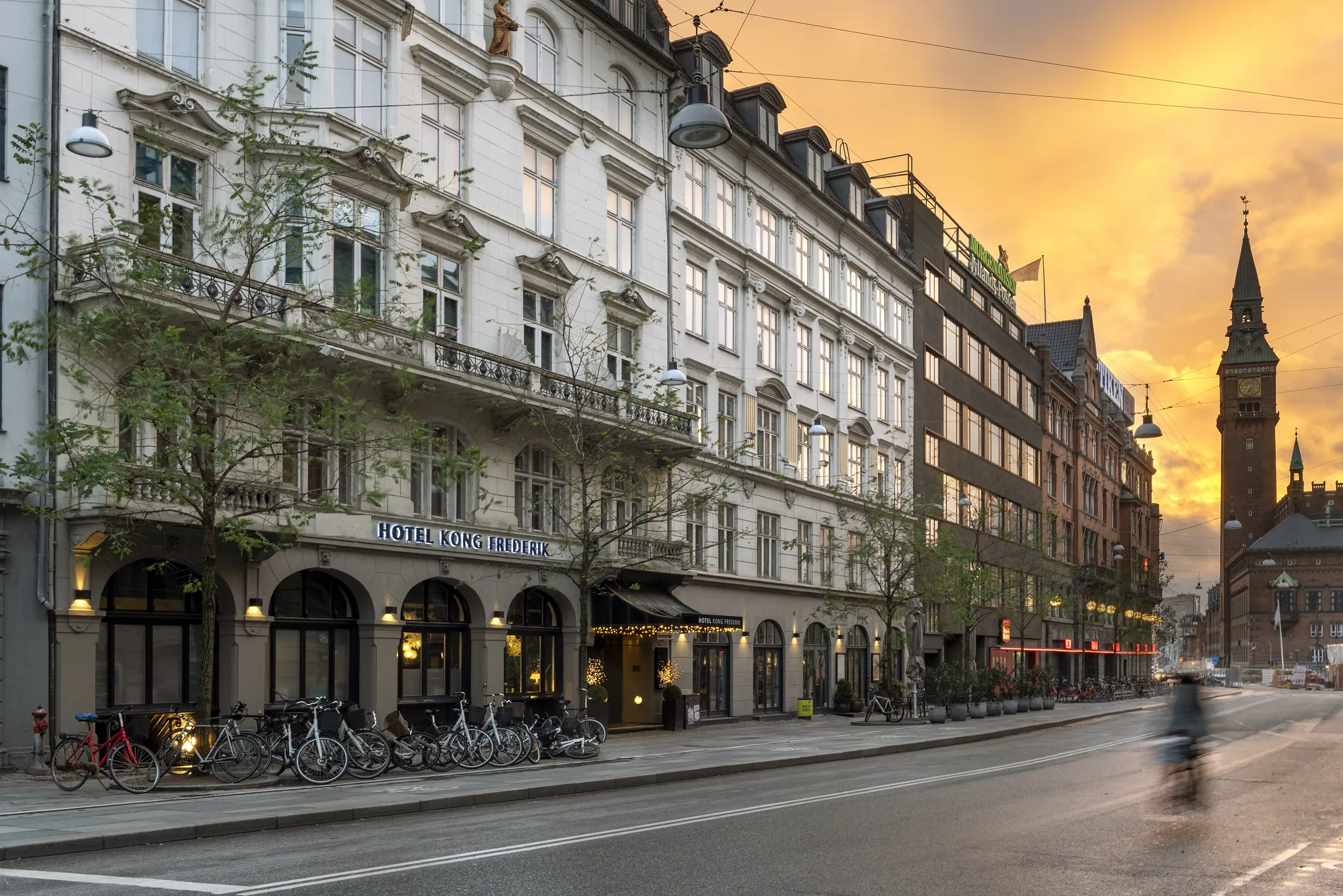 Facaden på Hotel Kong Frederik i København i aftenlys