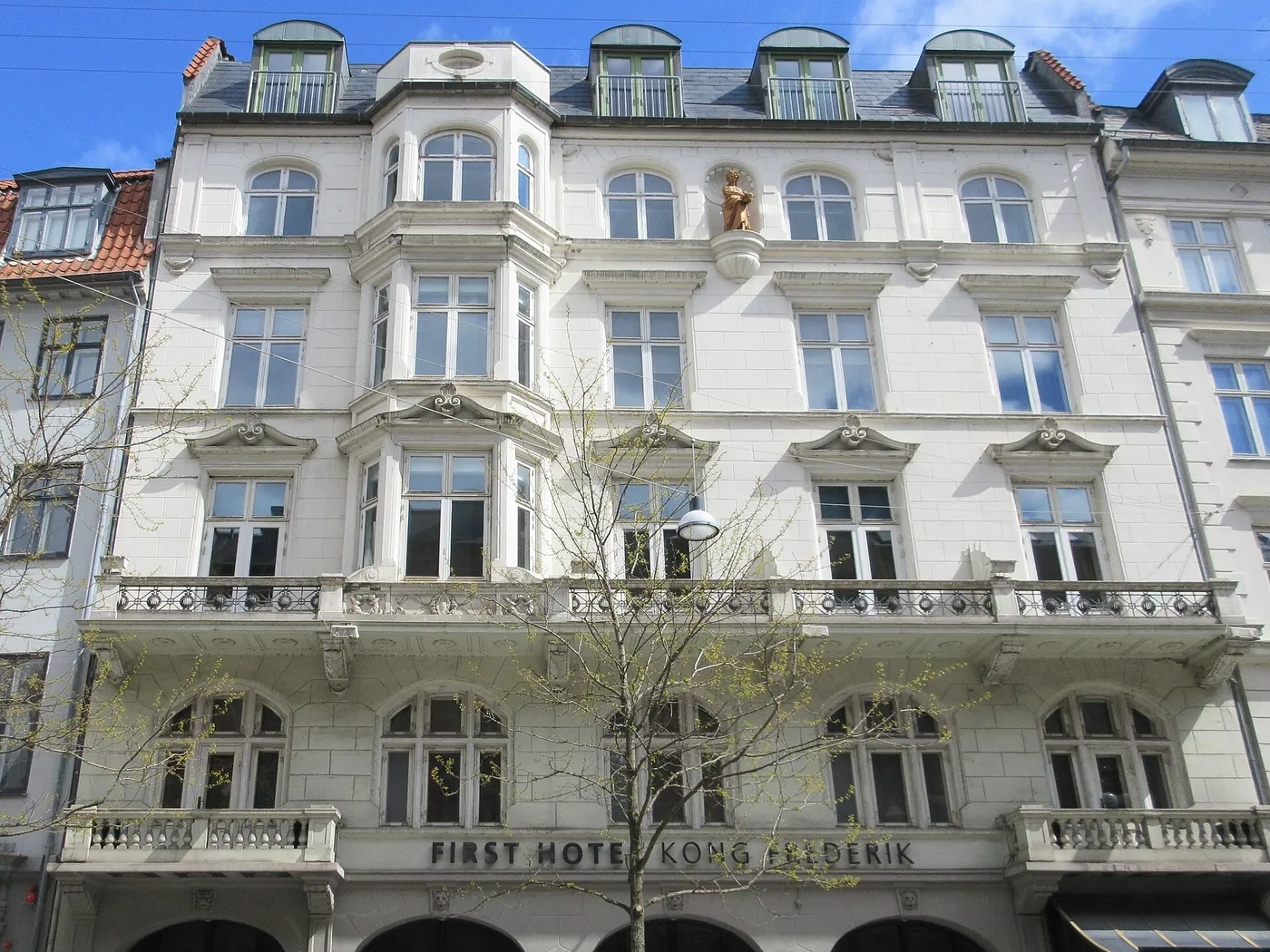 Den hvide facade på Hotel Kong Frederik